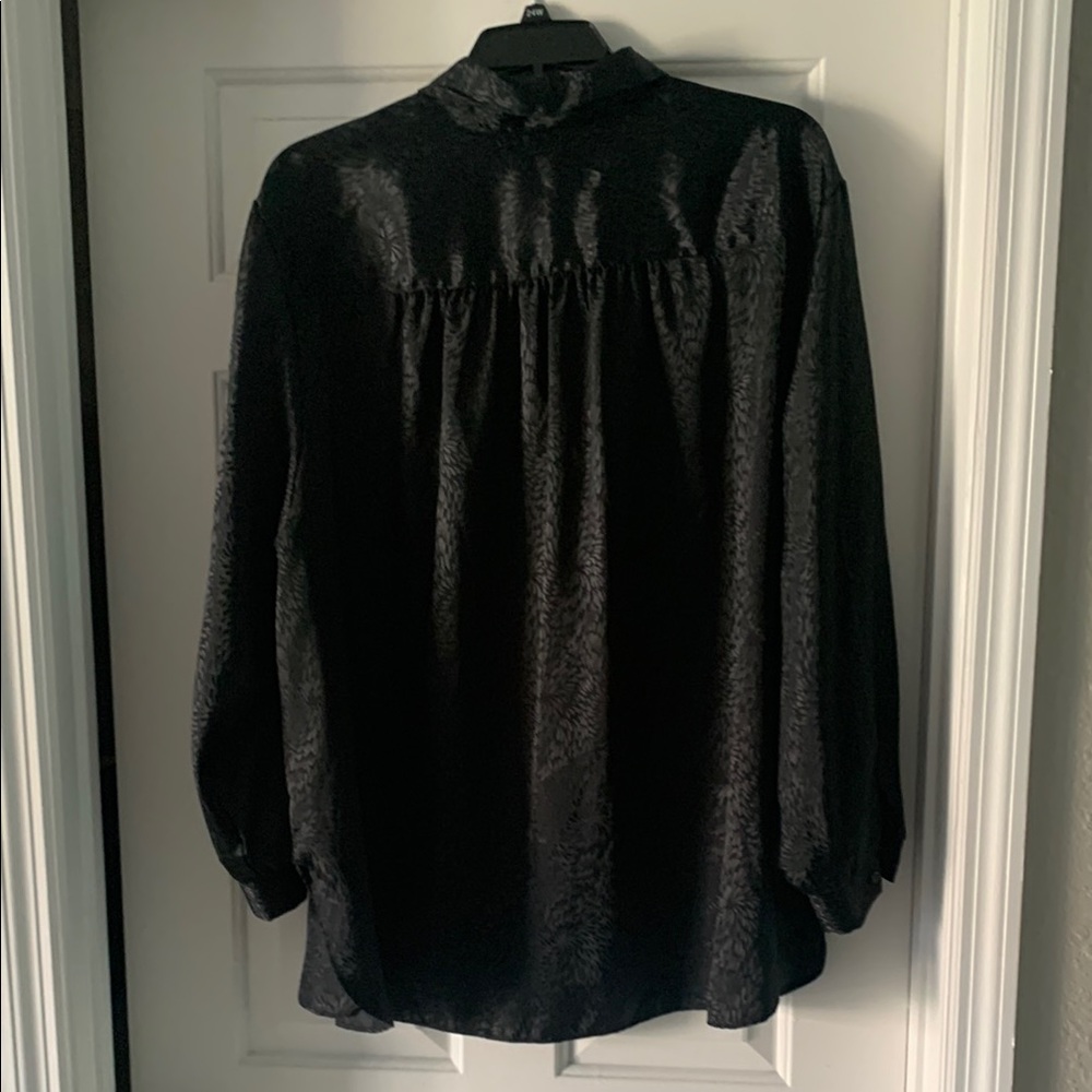 Elegant Black Button-Up Shirt - Picture 3 of 5